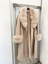 Načítať obrázok do zobrazovača galérie, Dámsky luxusný kašmírový kabát s mohutným golierom GEORGINA Clothing Topkozuchy.sk
